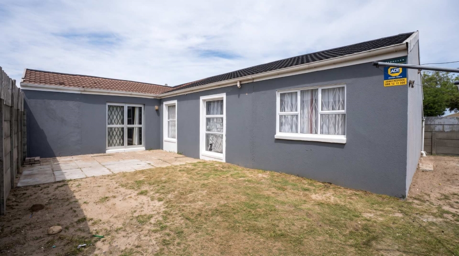 5 Bedroom Property for Sale in Electric City Western Cape